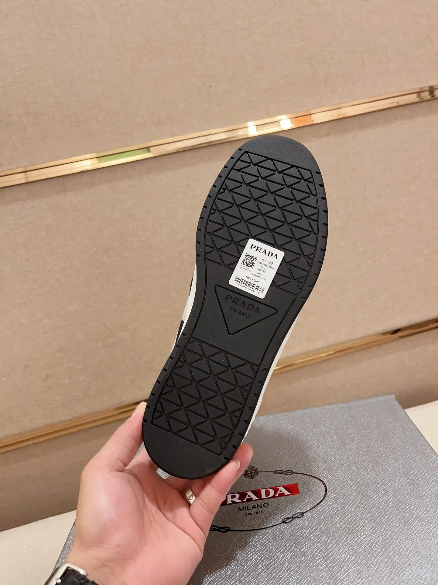Men's shoes 💰 620💰 ✔️✔️✔️High-quality new PRADA counters are launched at the same time. The new men's shoes and 😘fabric are made of selected first-layer cowhide and triangle △ fabric. Lining: Full cowhide lining. 👍🏿 High-end ☄️ air-cushion molded anti-slip rubber outsole, exquisite lines, simple and elegant, comfortable and high-end for leisure travel. Code number: 38 to 44. 45 can be customized and cannot be returned or exchanged!